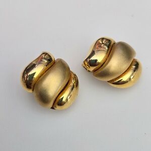 Source Unknown Gold Wave Clip-On Earrings